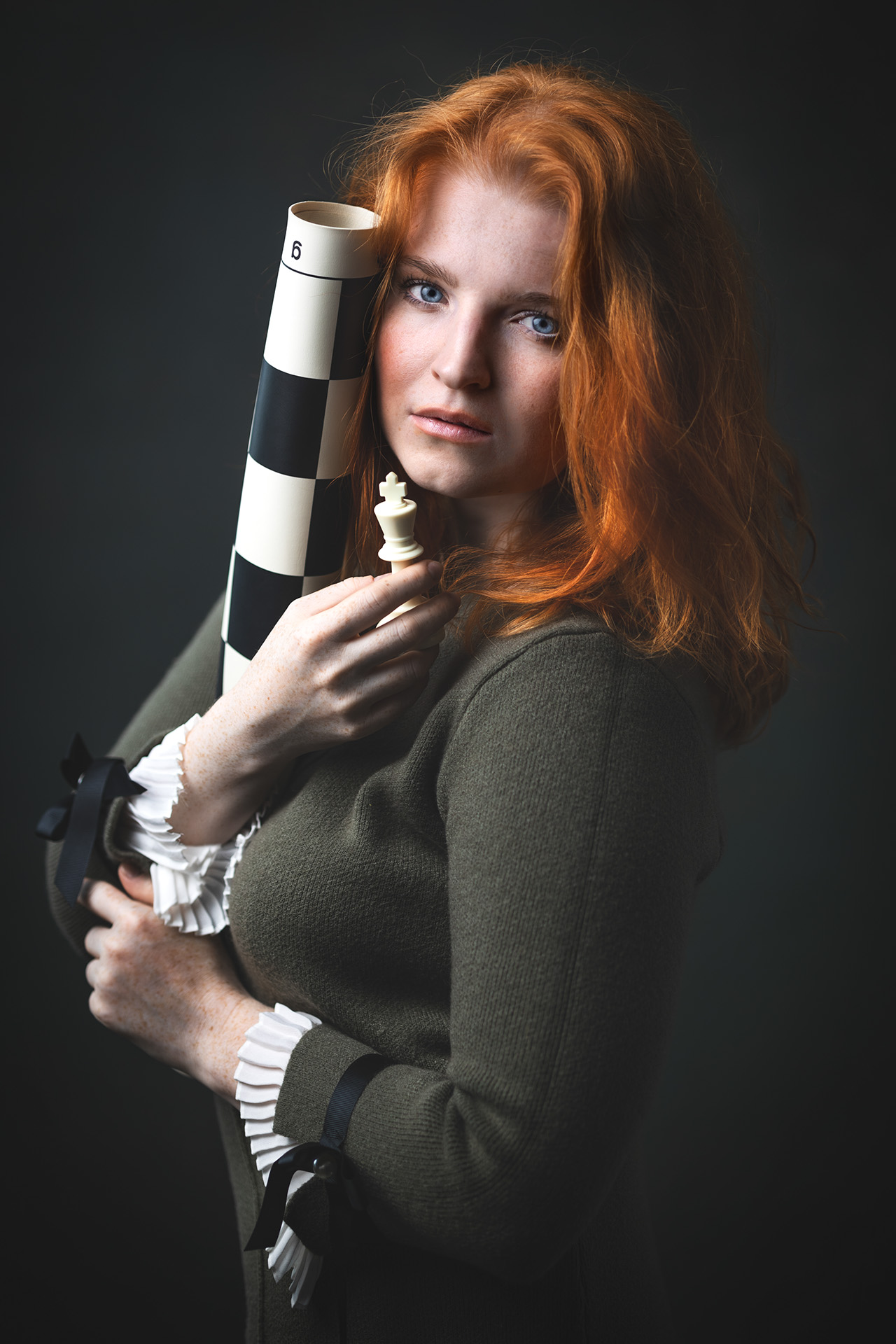 Fine Art fotografie – dívka se šachovnicí