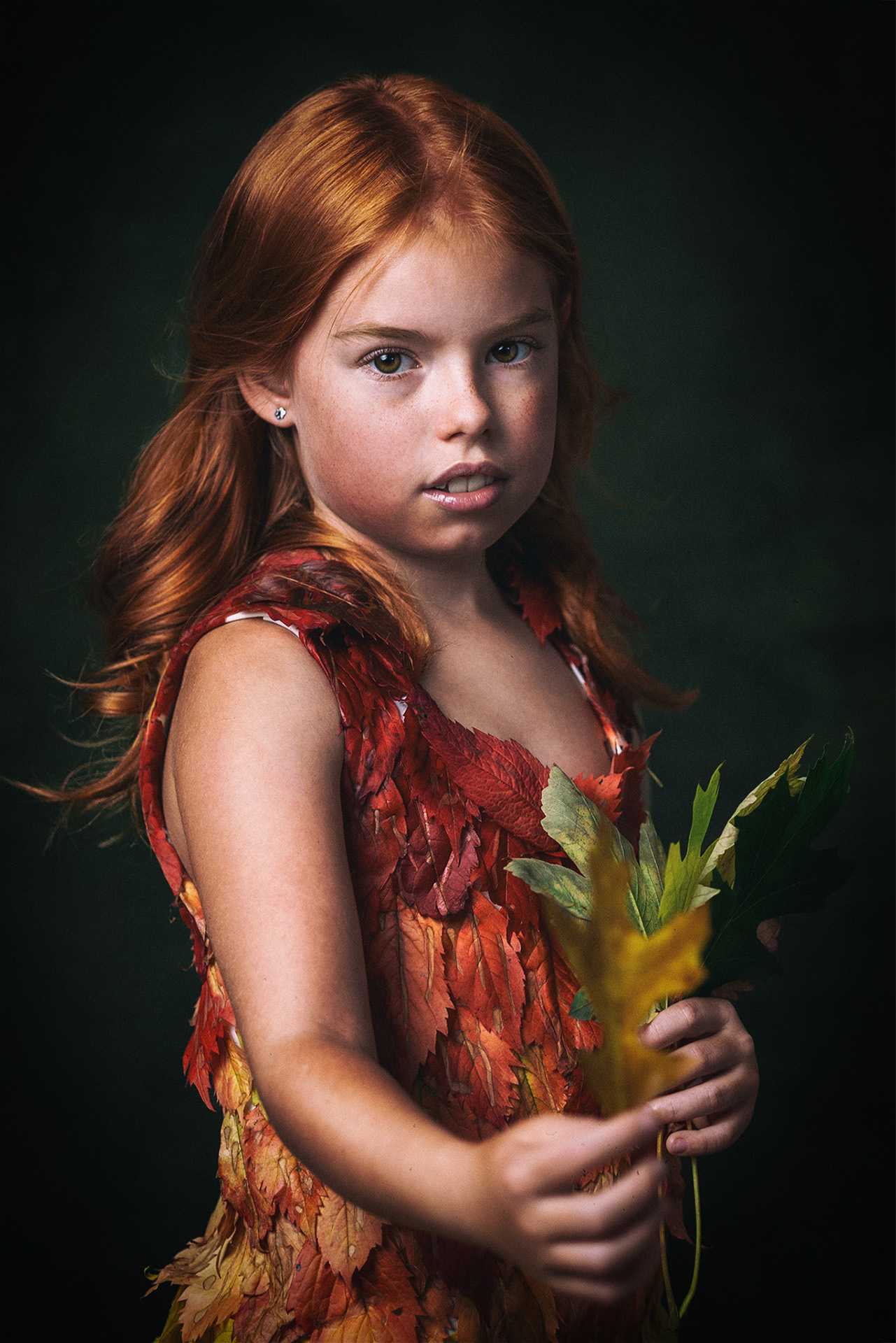 Fine Art fotografie – děvčátko s podzimním listím