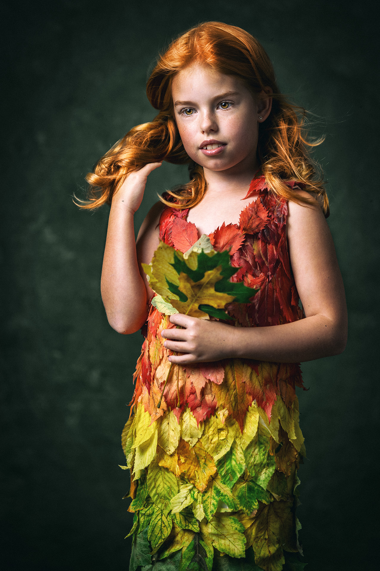 Fine Art fotografie – děvčátko s podzimním listím